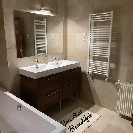 Haromszobas A Foutcan Miskolc